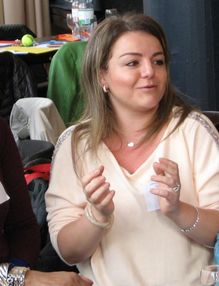 Femmes-Tische touche un groupe de personnes vulnérables